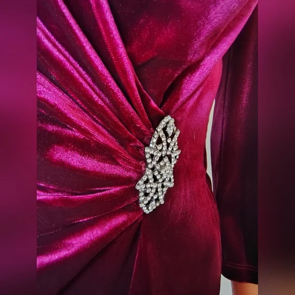 R & M Richards Elegant Magenta Velvet Evening Gown Size 6 - Picture 4 of 9